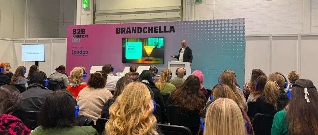 Lee Wardell, øverste kreative chef og B2B-marketingleder hos Unbound AI, holder oplæg på B2B Marketing Live 2025