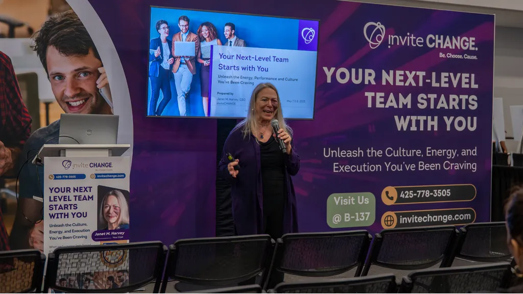 En foredragsholder presenterer ved en stand under B2B Marketing Expo